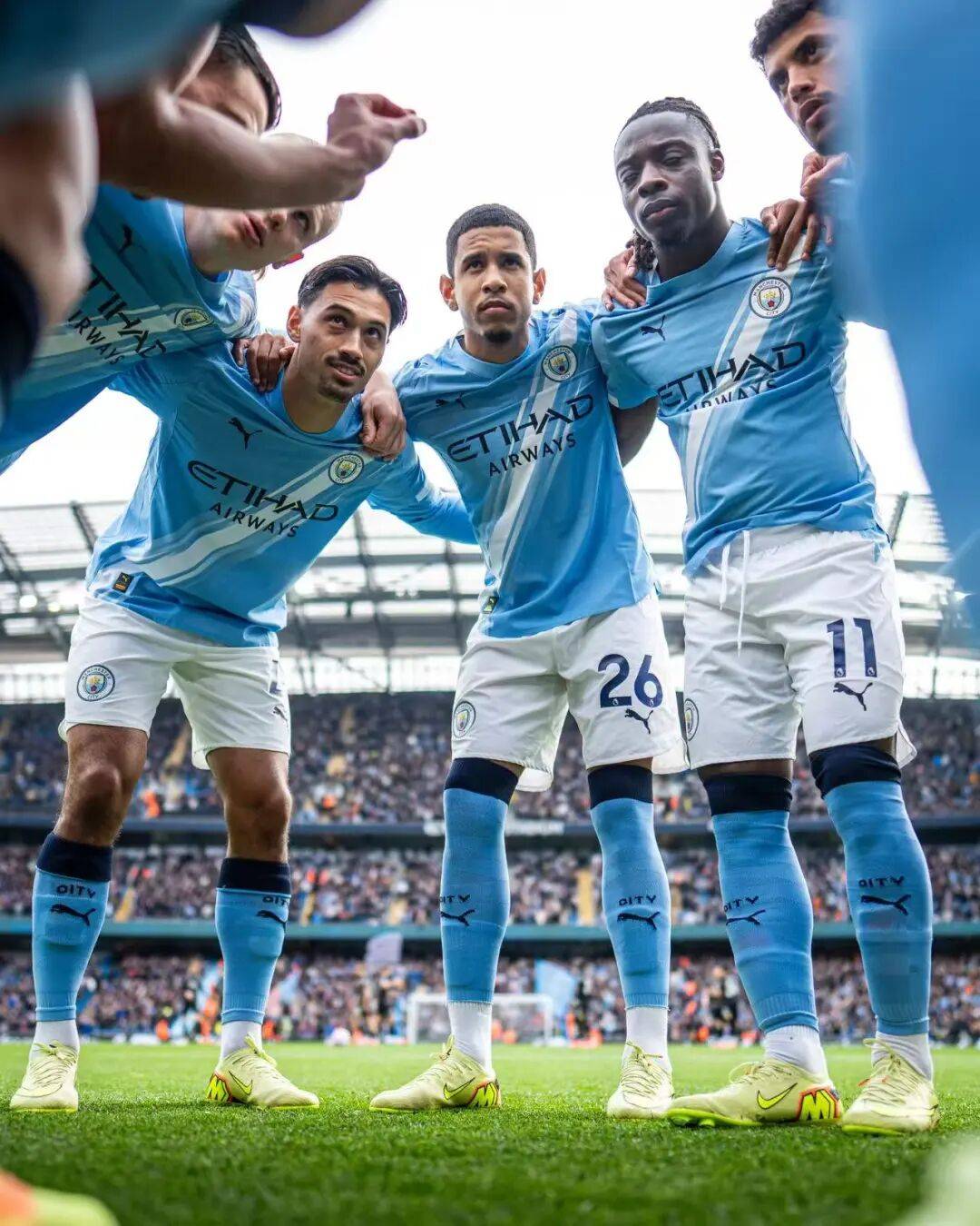 收获满满！大巴黎官方晒海报：6座冠军闪耀全场（满载荣誉！巴黎圣日耳曼发布海报：六座冠军奖杯耀眼全场）