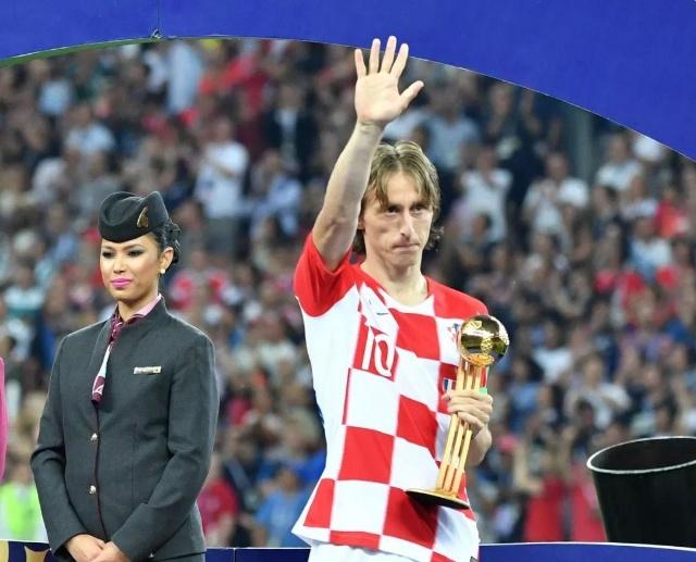 塞萨尔：齐沃为什么要换下博尼和泽林斯基？他俩明明表现最好