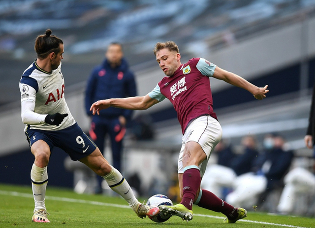 王刚随北京国安六年后终夺足协杯冠军，球迷泪洒现场（效力北京国安六年，王刚终捧足协杯，现场球迷泪目）