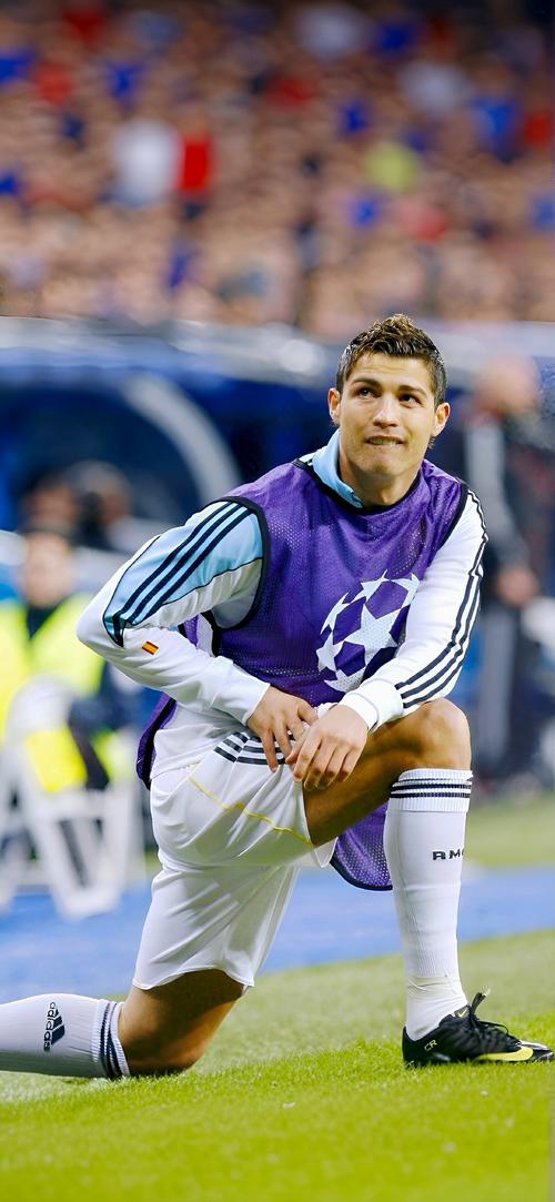 掘金主场有几位小球迷举牌支持威少：拉塞尔拿MVP