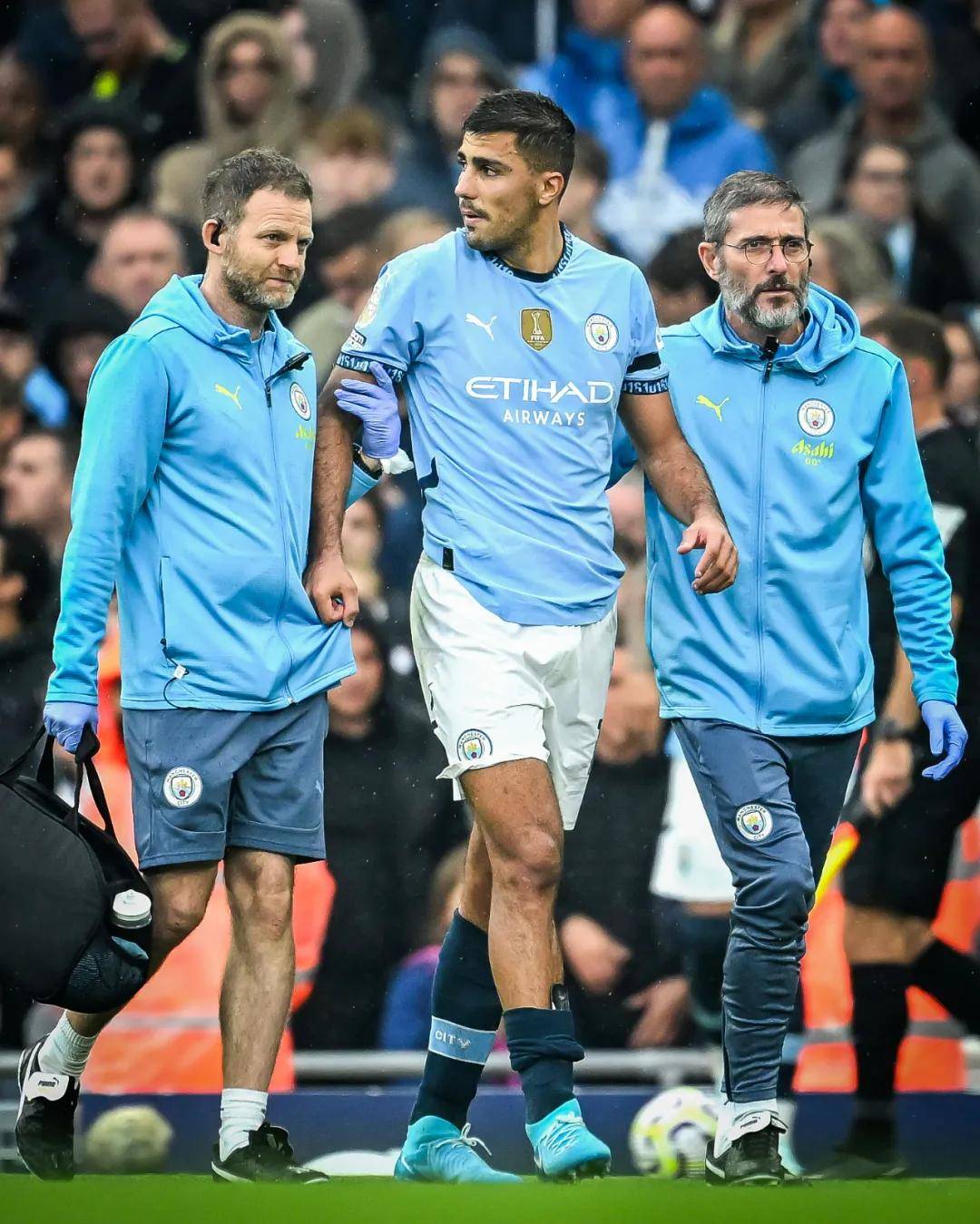 挪媒：哈兰德因曼奇尼摸屁股产生冲突，挪威队赛后庆祝至深夜（挪威媒体：哈兰德与曼奇尼因拍臀发生争执，挪威队赛后庆祝至深夜）