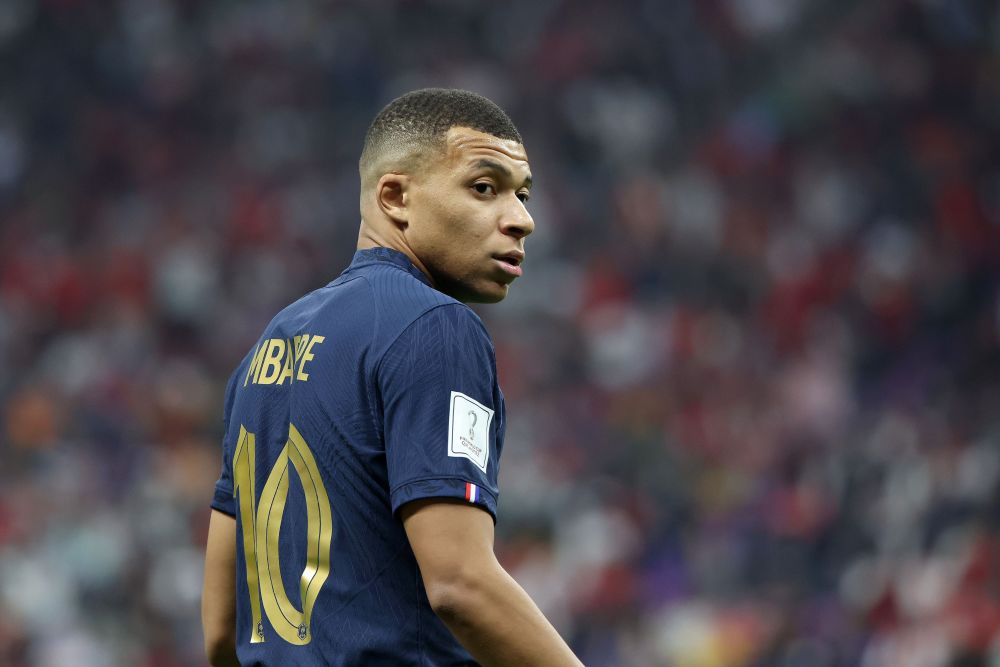 新鹏城推出与深圳本土潮流品牌COSTS联名限定球衣，售价799元