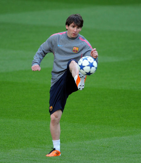 莫斯克拉在对阵小蜜蜂的比赛中伤退，阿森纳后防3人受伤