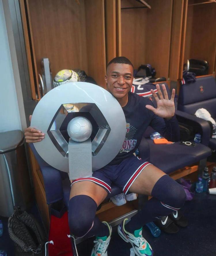 为世界杯名额奋斗！记者：齐尔克泽已向曼联提出离队申请（为世界杯席位而战！记者称齐尔克泽已向曼联递交离队申请）