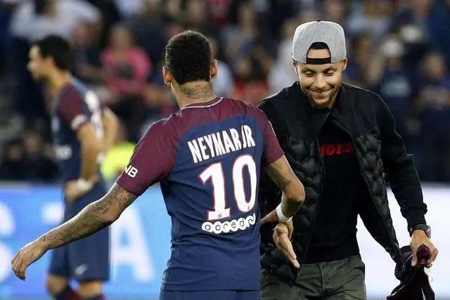 博主：在本轮英超艰难战胜狼队后，赖斯向着队友大发雷霆（博主爆料：英超险胜狼队后，赖斯怒斥队友）